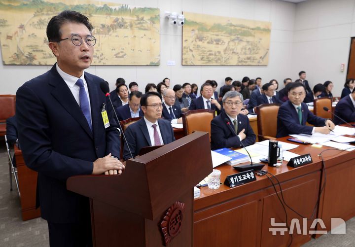 [서울=뉴시스] 조성봉 기자 = 장상윤 전 교육부 차관이 30일 오후 서울 여의도 국회 교육위원회에서 열린 교육부 등 종합감사에서 의원 질의에 답변하고 있다. 2025.10.30. suncho21@newsis.com