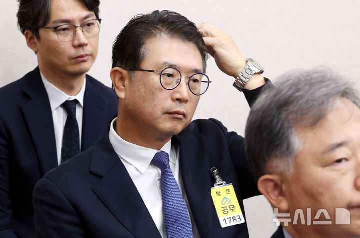 [서울=뉴시스] 조성봉 기자 = 장상윤 전 교육부 차관이 30일 오후 서울 여의도 국회 교육위원회에서 열린 교육부 등 종합감사에 출석해 있다. 2025.10.30. suncho21@newsis.com