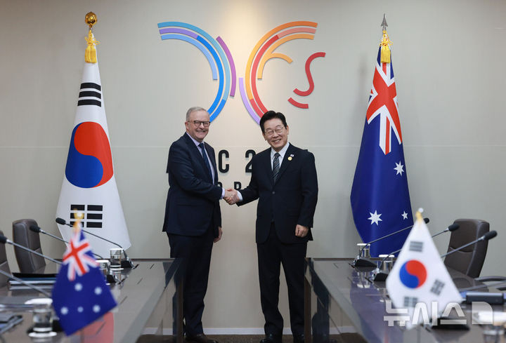 [경주=뉴시스] 고범준 기자 = 이재명 대통령과 앤소니 알바니지 호주 총리가 30일 경북 경주 APEC 정상회의장에서 한-호주 정상회담 기념촬영을 하고 있다. 2025.10.30. bjko@newsis.com