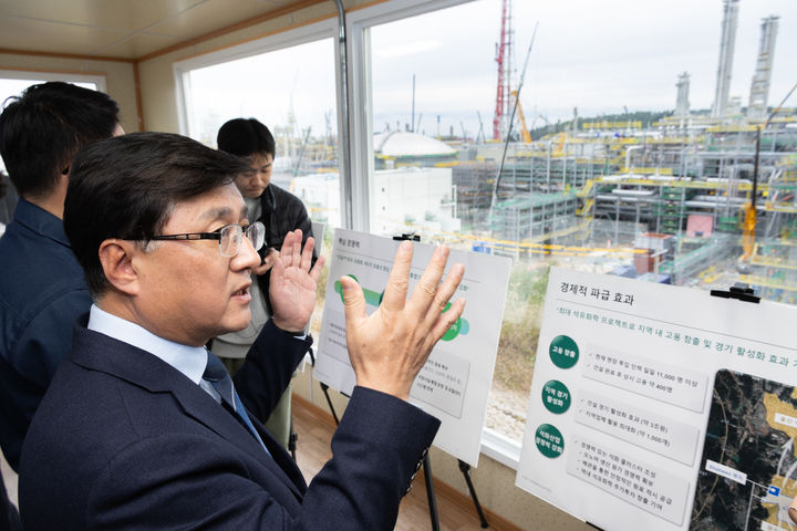 [서울=뉴시스] 홍효식 기자 = 김성환 기후에너지환경부 장관이 30일 울산광역시 울주군 온산산업단지 내 에쓰오일 샤힌프로젝트 건설 현장을 방문해 프로젝트 추진 현황과 공정 효율, 에너지 절감 등 탄소저감 효과를 점검하고 있다. (사진=기후에너지환경부 제공) 2025.10.30. photo@newsis.com *재판매 및 DB 금지