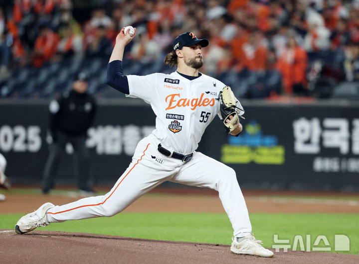[대전=뉴시스] 조성우 기자 = 30일 대전 중구 한화생명볼파크에서 열린 2025 KBO 한국시리즈 4차전 LG 트윈스와 한화 이글스의 경기, 한화 선발투수 라이언 와이스가 역투하고 있다. 2025.10.30. xconfind@newsis.com