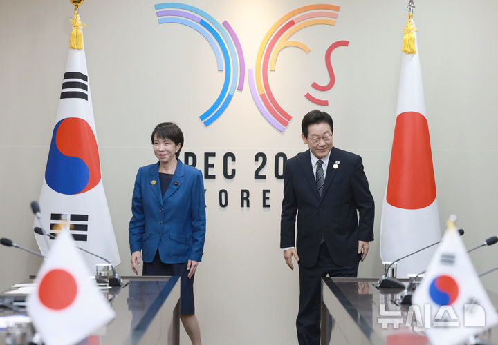 [경주=뉴시스] 고범준 기자 = 이재명 대통령과 다카이치 사나에 일본 총리가 30일 경북 경주 APEC 정상회의장에서 한일 정상회담 기념촬영을 마친 뒤 자리로 향하고 있다. 2025.10.30. bjko@newsis.com