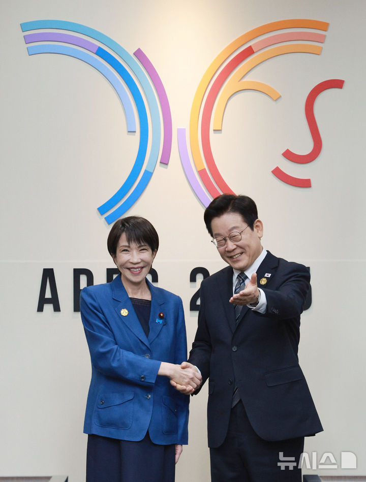 [경주=뉴시스] 고범준 기자 = 이재명 대통령과 다카이치 사나에 일본 총리가 30일 경북 경주 APEC 정상회의장에서 한일 정상회담 기념촬영을 하고 있다. 2025.10.30. bjko@newsis.com