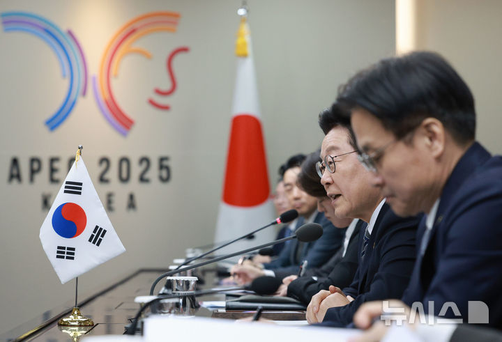 [경주=뉴시스] 고범준 기자 = 이재명 대통령이 30일 경북 경주 APEC 정상회의장에서 열린 다카이치 사나에 일본 총리와 한일 정상회담에서 발언하고 있다. 2025.10.30. bjko@newsis.com