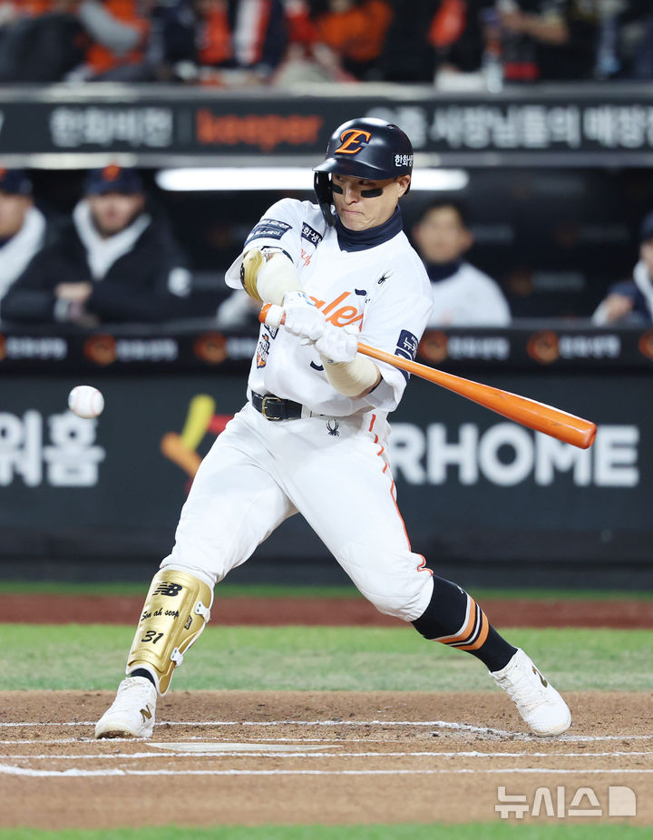 [대전=뉴시스] 조성우 기자 = 30일 대전 중구 한화생명볼파크에서 열린 2025 KBO 한국시리즈 4차전 LG 트윈스와 한화 이글스의 경기, 한화 1회말 공격 선두타자 손아섭이 안타를 때리며 출루하고 있다. 2025.10.30. xconfind@newsis.com