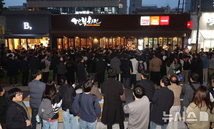 [서울=뉴시스] 정병혁 기자 = 젠슨 황 엔비디아 최고경영자(CEO)와 이재용 삼성전자 회장, 정의선 현대차그룹 회장이 30일 서울시내 한 치킨집에서 '치맥회동'을 앞두고 취재진이 모여 있다.(공동취재) 2025.10.30. photo@newsis.com