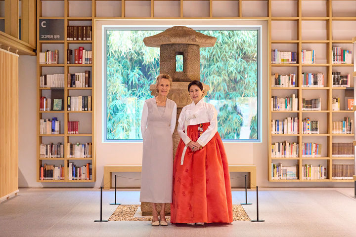 [경주=뉴시스] 최동준 기자 = 김혜경 여사가 30일 경북 경주박물관 신라천년서고에서 마크 카니 캐나다 총리 부인 다이애나 폭스 카니 여사와 기념촬영을 하고 있다. (사진=대통령실 제공) 2025.10.30. photo@newsis.com *재판매 및 DB 금지