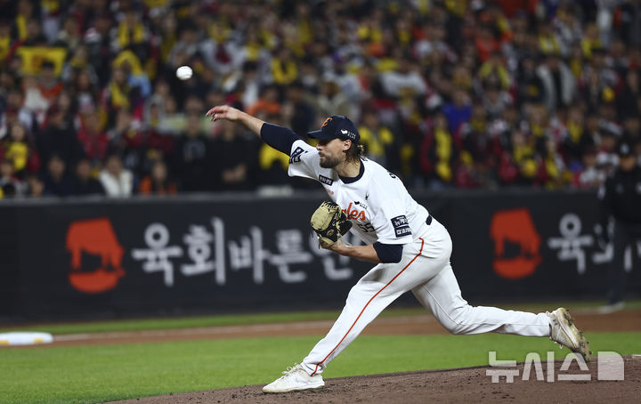 [대전=뉴시스] 김근수 기자 = 30일 대전 중구 한화생명볼파크에서 열린 2025 KBO 한국시리즈 4차전 LG 트윈스와 한화 이글스의 경기, 2회초 한화 선발 와이스가 역투하고 있다. 2025.10.30. ks@newsis.com