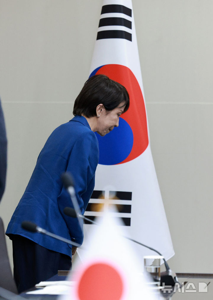 [경주=뉴시스] 고범준 기자 = 다카이치 사나에 일본 총리가 30일 경북 경주 APEC 정상회의장에서 열린 이재명 대통령과 한일 정상회담에서 자리로 향하며 태극기와 일장기를 향해 예를 표하고 있다. 2025.10.30. bjko@newsis.com