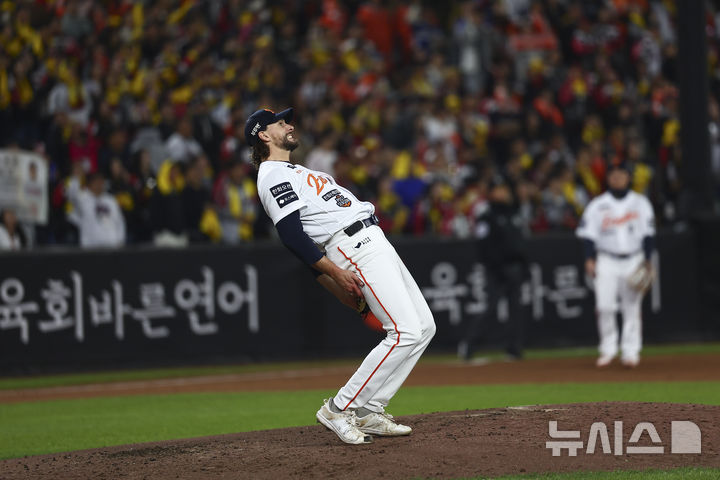 [대전=뉴시스] 김근수 기자 = 30일 대전 중구 한화생명볼파크에서 열린 2025 KBO 한국시리즈 4차전 LG 트윈스와 한화 이글스의 경기, 4회초 한화 선발 와이스가 LG 오스틴의 뜬 공을 바라보고 있다. 결과는 아웃. 2025.10.30. ks@newsis.com