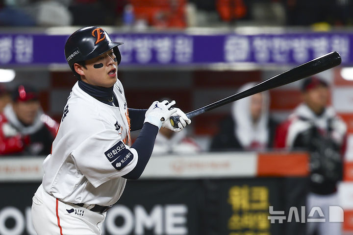 [대전=뉴시스] 김근수 기자 = 30일 대전 중구 한화생명볼파크에서 열린 2025 KBO 한국시리즈 4차전 LG 트윈스와 한화 이글스의 경기, 4회말 선두타자 한화 노시환이 2루타를 뽑아내고 있다. 2025.10.30. ks@newsis.com