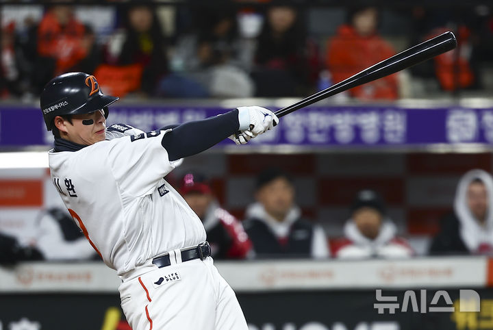 [대전=뉴시스] 김근수 기자 = 30일 대전 중구 한화생명볼파크에서 열린 2025 KBO 한국시리즈 4차전 LG 트윈스와 한화 이글스의 경기, 4회말 선두타자 한화 노시환이 2루타를 뽑아내고 있다. 2025.10.30. ks@newsis.com