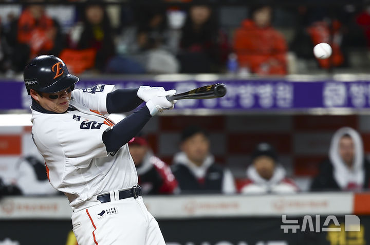 [대전=뉴시스] 김근수 기자 = 30일 대전 중구 한화생명볼파크에서 열린 2025 KBO 한국시리즈 4차전 LG 트윈스와 한화 이글스의 경기, 4회말 선두타자 한화 노시환이 2루타를 뽑아내고 있다. 2025.10.30. ks@newsis.com