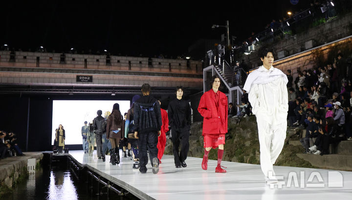 [서울=뉴시스] 이영환 기자 = 30일 오후 서울 종로구 청계천 오간수교에서 열린 청계천 야간경관 점등식에서 패션쇼가 진행되고 있다. 2025.10.30. 20hwan@newsis.com