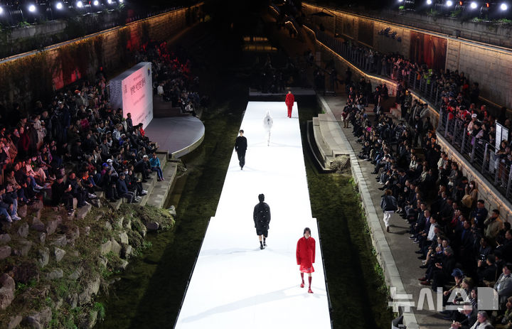 [서울=뉴시스] 이영환 기자 = 30일 오후 서울 종로구 청계천 오간수교에서 열린 청계천 야간경관 점등식에서 패션쇼가 진행되고 있다. 2025.10.30. 20hwan@newsis.com