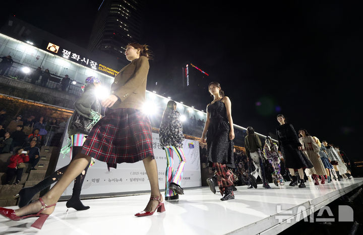 [서울=뉴시스] 이영환 기자 = 30일 오후 서울 종로구 청계천 오간수교에서 열린 청계천 야간경관 점등식에서 패션쇼가 진행되고 있다. 2025.10.30. 20hwan@newsis.com