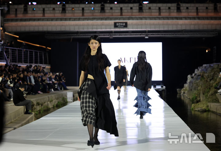 [서울=뉴시스] 이영환 기자 = 30일 오후 서울 종로구 청계천 오간수교에서 열린 청계천 야간경관 점등식에서 패션쇼가 진행되고 있다. 2025.10.30. 20hwan@newsis.com