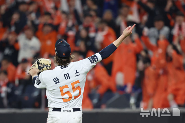 [대전=뉴시스] 조성우 기자 = 30일 대전 중구 한화생명볼파크에서 열린 2025 KBO 한국시리즈 4차전 LG 트윈스와 한화 이글스의 경기, 한화 선발투수 라이언 와이스가 LG 5회초 공격 1사 주자 1, 3루서 박해민을 병살로 연결시킨 뒤 환호하고 있다. 2025.10.30. xconfind@newsis.com