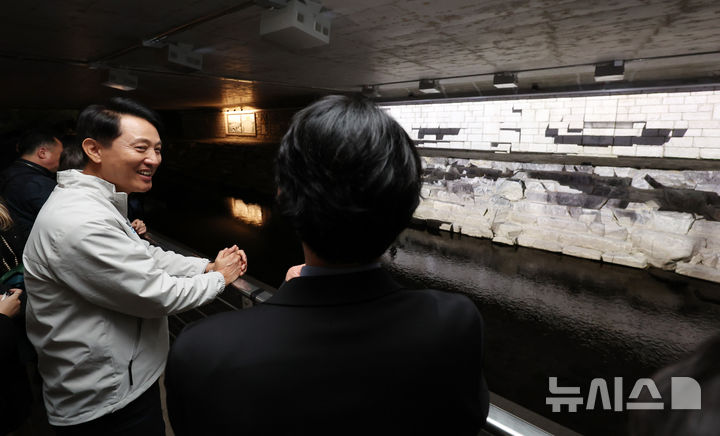 [서울=뉴시스] 이영환 기자 = 오세훈 서울시장이 30일 오후 서울 종로구 청계천 오간수교에서 열린 청계천 야간경관 점등식에서 미디어 아트를 관람하고 있다. 2025.10.30. 20hwan@newsis.com