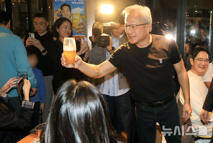 [서울=뉴시스] 정병혁 기자 = 젠슨 황 엔비디아 최고경영자(CEO)가 30일 서울 강남구 삼성역 깐부치킨 매장에서 이재용 삼성전자 회장, 정의선 현대차그룹 회장과 치맥회동 중 내부 손님들과 잔을 부딪히고 있다. (공동취재) 2025.10.30. photo@newsis.com