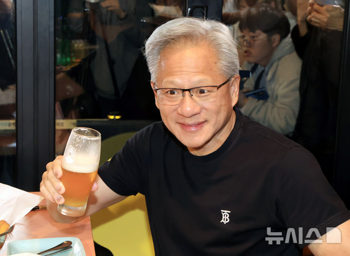 [서울=뉴시스] 정병혁 기자 = 젠슨 황 엔비디아 최고경영자(CEO)가 30일 서울 강남구 삼성역 깐부치킨 매장에서 이재용 삼성전자 회장, 정의선 현대차그룹 회장과 치맥회동을 하고 있다. (공동취재) 2025.10.30. photo@newsis.com