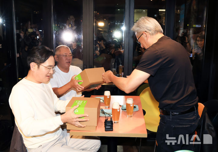 [서울=뉴시스] 정병혁 기자 = 젠슨 황 엔비디아 최고경영자(CEO)가 30일 서울 강남구 삼성역 깐부치킨 매장에서 이재용 삼성전자 회장, 정의선 현대차그룹 회장과 치맥회동 중 선물을 전달하고 있다. (공동취재) 2025.10.30. photo@newsis.com