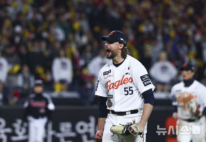 [대전=뉴시스] 김근수 기자 = 30일 대전 중구 한화생명볼파크에서 열린 2025 KBO 한국시리즈 4차전 LG 트윈스와 한화 이글스의 경기, 5회초 한화 와이스가 LG 박해민을 더블플레이로 잡고 이닝을 종료하자 포효하고 있다. 2025.10.30. ks@newsis.com