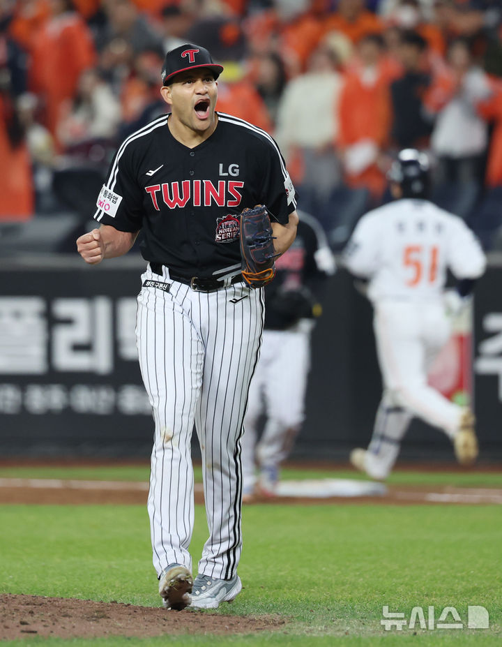 [대전=뉴시스] 조성우 기자 = 30일 대전 중구 한화생명볼파크에서 열린 2025 KBO 한국시리즈 4차전 LG 트윈스와 한화 이글스의 경기, LG 선발투수 치리노스가 한화 5회말 공격 2사 주자 2루서 문현빈을 내야 땅볼 아웃 시킨 뒤 환호하고 있다. 2025.10.30. xconfind@newsis.com
