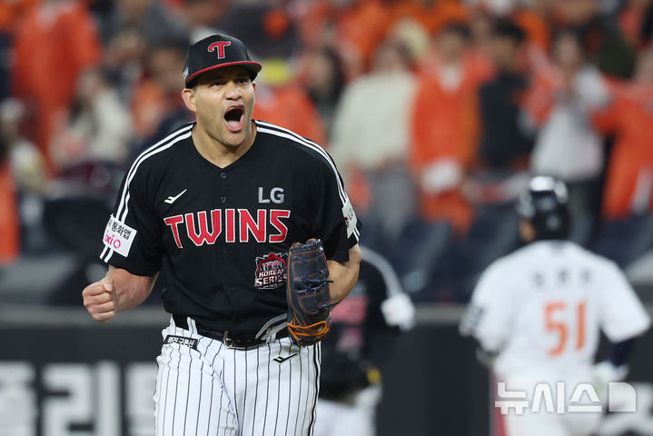 [대전=뉴시스] 조성우 기자 = 30일 대전 중구 한화생명볼파크에서 열린 2025 KBO 한국시리즈 4차전 LG 트윈스와 한화 이글스의 경기, LG 선발투수 치리노스가 한화 5회말 공격 2사 주자 2루서 문현빈을 내야 땅볼 아웃 시킨 뒤 환호하고 있다. 2025.10.30. xconfind@newsis.com