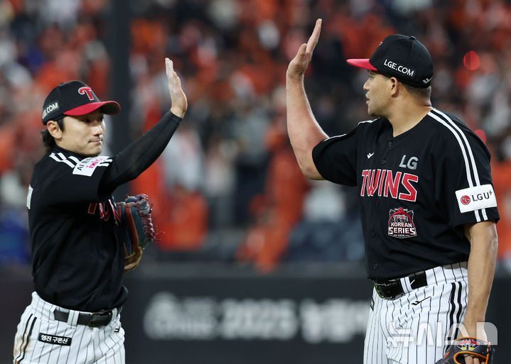 [대전=뉴시스] 조성우 기자 = 30일 대전 중구 한화생명볼파크에서 열린 2025 KBO 한국시리즈 4차전 LG 트윈스와 한화 이글스의 경기, LG 선발투수 치리노스가 한화 5회말 공격 2사 주자 2루서 문현빈을 내야 땅볼 아웃 시킨 뒤 2루수 신민재와 하이파이브하고 있다. 2025.10.30. xconfind@newsis.com