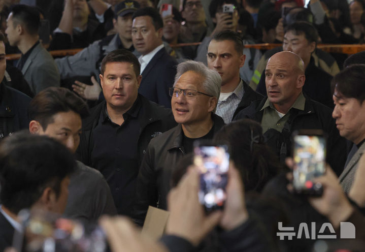 [서울=뉴시스] 정병혁 기자 = 젠슨 황 엔비디아 최고경영자(CEO)가 30일 이재용 삼성전자 회장과 정의선 현대차그룹 회장과의 '치맥회동'을 위해 서울 강남구 삼성역 인근 치킨집으로 향하고 있다. (공동취재) 2025.10.30. photo@newsis.com