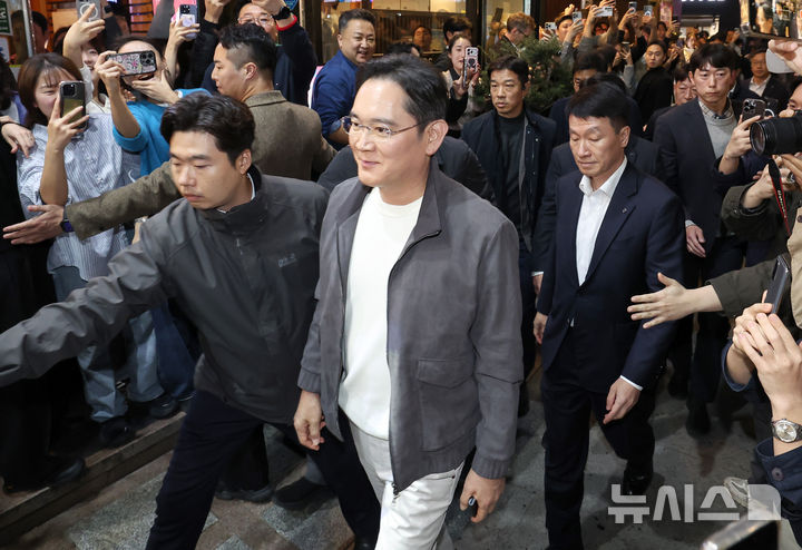 [서울=뉴시스] 정병혁 기자 = 젠슨 황 엔비디아 최고경영자(CEO)가 30일 이재용 삼성전자 회장과 정의선 현대차그룹 회장과의 '치맥회동'을 위해 서울 강남구 삼성역 인근 치킨집으로 향하고 있다. (공동취재) 2025.10.30. photo@newsis.com