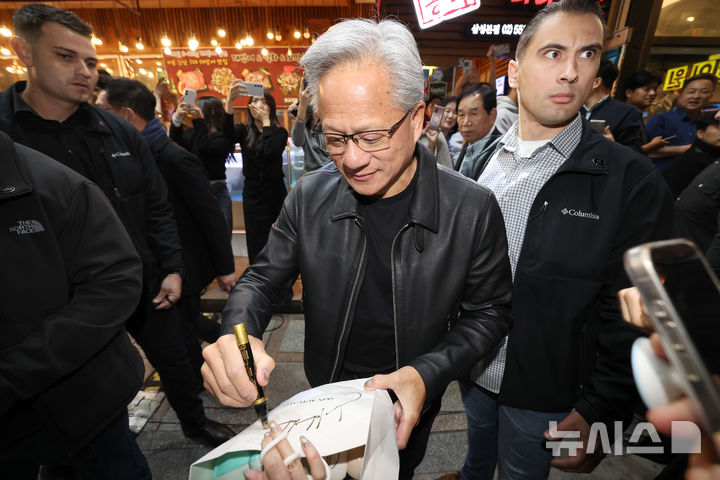 [서울=뉴시스] 정병혁 기자 = 젠슨 황 엔비디아 최고경영자(CEO)가 30일 이재용 삼성전자 회장과 정의선 현대차그룹 회장과의 '치맥회동'을 위해 서울 강남구 삼성역 인근 치킨집으로 향하고 있다. (공동취재) 2025.10.30. photo@newsis.com