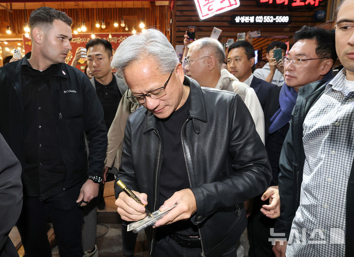 [서울=뉴시스] 정병혁 기자 = 젠슨 황 엔비디아 최고경영자(CEO)가 30일 이재용 삼성전자 회장과 정의선 현대차그룹 회장과의 '치맥회동'을 위해 서울 강남구 삼성역 인근 치킨집으로 향하고 있다. (공동취재) 2025.10.30. photo@newsis.com