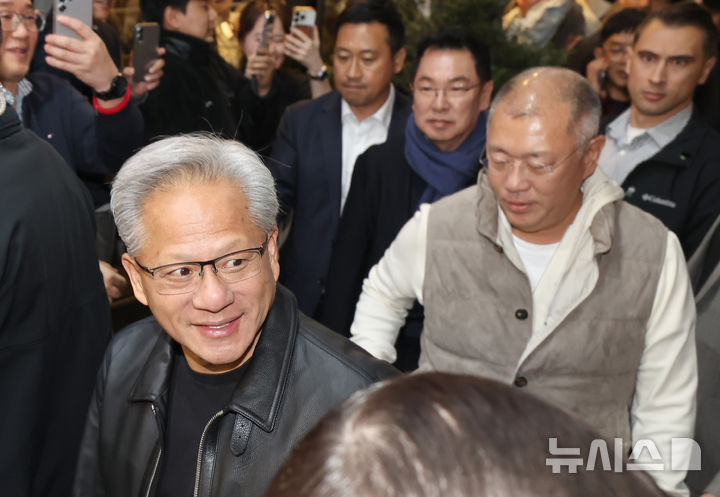 [서울=뉴시스] 정병혁 기자 = 젠슨 황 엔비디아 최고경영자(CEO)가 30일 이재용 삼성전자 회장과 정의선 현대차그룹 회장과의 '치맥회동'을 위해 서울 강남구 삼성역 인근 치킨집으로 향하고 있다. (공동취재) 2025.10.30. photo@newsis.com