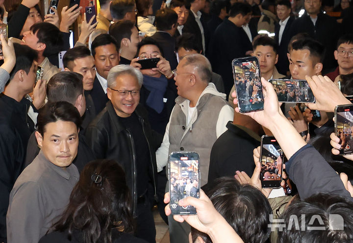 [서울=뉴시스] 정병혁 기자 = 젠슨 황 엔비디아 최고경영자(CEO)가 30일 이재용 삼성전자 회장과 정의선 현대차그룹 회장과의 '치맥회동'을 위해 서울 강남구 삼성역 인근 치킨집으로 향하고 있다. (공동취재) 2025.10.30. photo@newsis.com