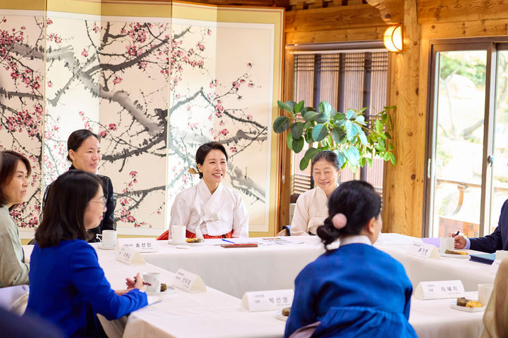 [경주=뉴시스] 최동준 기자 = 김혜경 여사가 30일 경북 경주박물관 수묵당에서 2025 APEC 정상회의 계기 한복디자이너 차담회를 하고 있다. (사진=대통령실 제공) 2025.10.30. photo@newsis.com *재판매 및 DB 금지