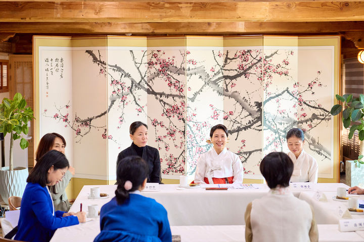 [경주=뉴시스] 최동준 기자 = 김혜경 여사가 30일 경북 경주박물관 수묵당에서 2025 APEC 정상회의 계기 한복디자이너 차담회를 하고 있다. (사진=대통령실 제공) 2025.10.30. photo@newsis.com *재판매 및 DB 금지