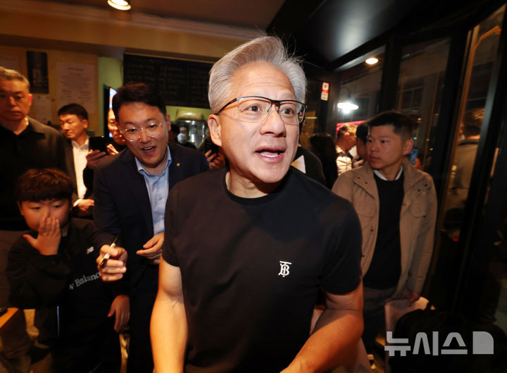 [서울=뉴시스] 정병혁 기자 = 젠슨 황 엔비디아 최고경영자(CEO)가 30일 이재용 삼성전자 회장과 정의선 현대차그룹 회장과의 '치맥회동'을 위해 서울 강남구 삼성역 인근 치킨집으로 향하고 있다. (공동취재) 2025.10.30. photo@newsis.com