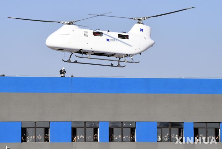 [하얼빈=신화/뉴시스] 중국 하얼빈에서 비행 중인 유나이티드 항공기(United Aircraft)의 보이잉 T1400 탠덤 로터 무인 헬리콥터. *기사 본문과는 무관한 사진. 2025.10.30.