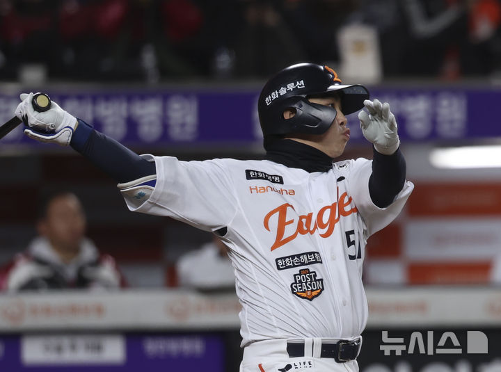 [대전=뉴시스] 김근수 기자 = 30일 대전 중구 한화생명볼파크에서 열린 2025 KBO 한국시리즈 4차전 LG 트윈스와 한화 이글스의 경기, 7회말 2사 주자 2,3루 상황에서 한화 문현빈이 2타점 적시타를 치고 있다. 2025.10.30. ks@newsis.com