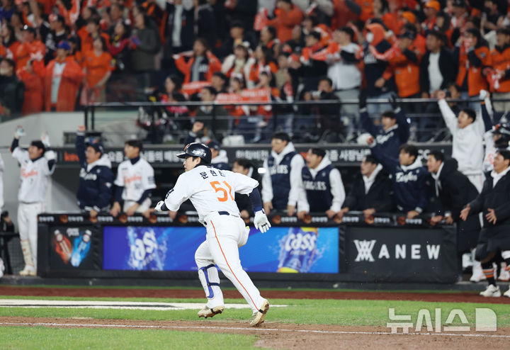 [대전=뉴시스] 조성우 기자 = 30일 대전 중구 한화생명볼파크에서 열린 2025 KBO 한국시리즈 4차전 LG 트윈스와 한화 이글스의 경기, 한화 7회말 공격 2사 주자 2, 3루서 문현빈이 2타점 적시타를 날린 뒤 기뻐하고 있다. 2025.10.30. xconfind@newsis.com