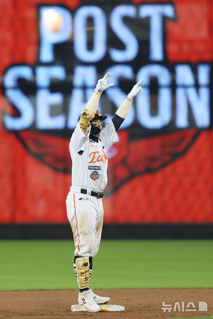 [대전=뉴시스] 조성우 기자 = 30일 대전 중구 한화생명볼파크에서 열린 2025 KBO 한국시리즈 4차전 LG 트윈스와 한화 이글스의 경기, 한화 7회말 공격 1사 주자 1루서 손아섭이 내야안타를 때리고 출루, LG 3루수 송구 실책으로 2루까지 진루한 뒤 기뻐하고 있다. 2025.10.30. xconfind@newsis.com
