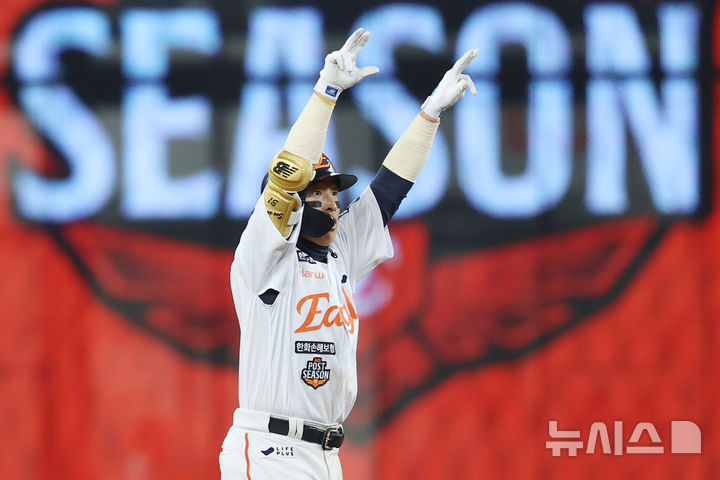 [대전=뉴시스] 조성우 기자 = 30일 대전 중구 한화생명볼파크에서 열린 2025 KBO 한국시리즈 4차전 LG 트윈스와 한화 이글스의 경기, 한화 7회말 공격 1사 주자 1루서 손아섭이 내야안타를 때리고 출루, LG 3루수 송구 실책으로 2루까지 진루한 뒤 기뻐하고 있다. 2025.10.30. xconfind@newsis.com