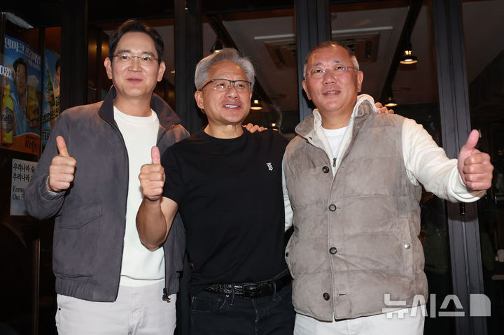 [서울=뉴시스] 정병혁 기자 = 이재용 삼성전자 회장(왼쪽부터)과 젠슨 황 엔비디아 최고경영자(CEO), 정의선 현대차그룹 회장이 30일 오후 서울 강남구 삼성역 인근 깐부치킨 매장에서 치맥 회동을 마친 후 기념촬영하고 있다. (공동취재) 2025.10.30. photo@newsis.com