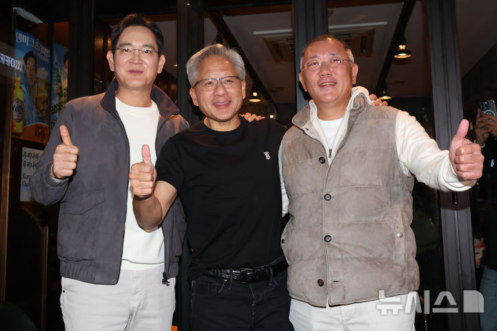 [서울=뉴시스] 정병혁 기자 = 이재용 삼성전자 회장(왼쪽부터)과 젠슨 황 엔비디아 최고경영자(CEO), 정의선 현대차그룹 회장이 30일 오후 서울 강남구 삼성역 인근 깐부치킨 매장에서 치맥 회동을 마친 후 기념촬영하고 있다. (공동취재) 2025.10.30. photo@newsis.com