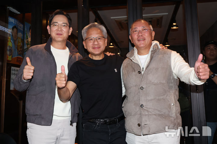 [서울=뉴시스] 정병혁 기자 = 이재용 삼성전자 회장(왼쪽부터)과 젠슨 황 엔비디아 최고경영자(CEO), 정의선 현대차그룹 회장이 30일 오후 서울 강남구 삼성역 인근 깐부치킨 매장에서 치맥 회동을 마친 후 기념촬영하고 있다. (공동취재) 2025.10.30. photo@newsis.com