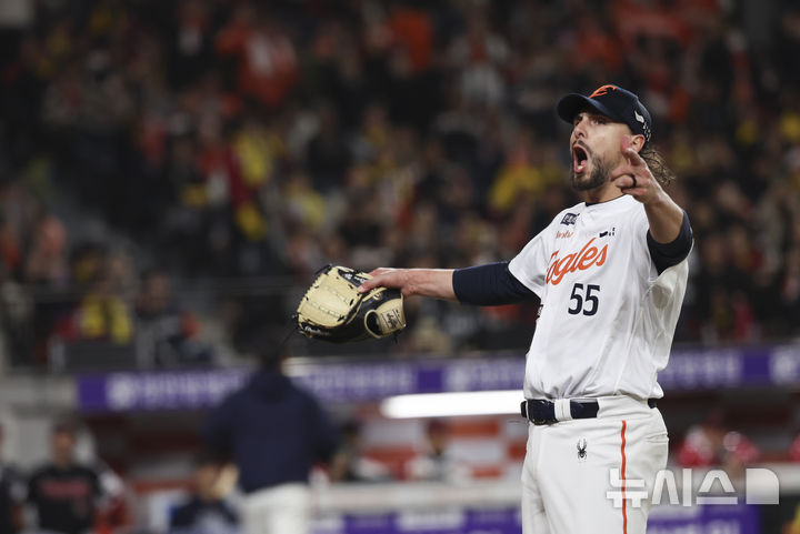 [대전=뉴시스] 김근수 기자 = 30일 대전 중구 한화생명볼파크에서 열린 2025 KBO 한국시리즈 4차전 LG 트윈스와 한화 이글스의 경기, 8회초 한화 선발 와이스가 마운드를 내려오며 포효하고 있다. 2025.10.30. ks@newsis.com