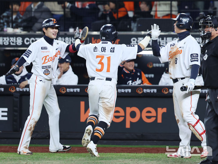 [대전=뉴시스] 조성우 기자 = 30일 대전 중구 한화생명볼파크에서 열린 2025 KBO 한국시리즈 4차전 LG 트윈스와 한화 이글스의 경기, 한화 7회말 공격 2사 주자 2, 3루서 문현빈의 2타점 적시타 때 손아섭이 홈인하며 기뻐하고 있다. 2025.10.30. xconfind@newsis.com