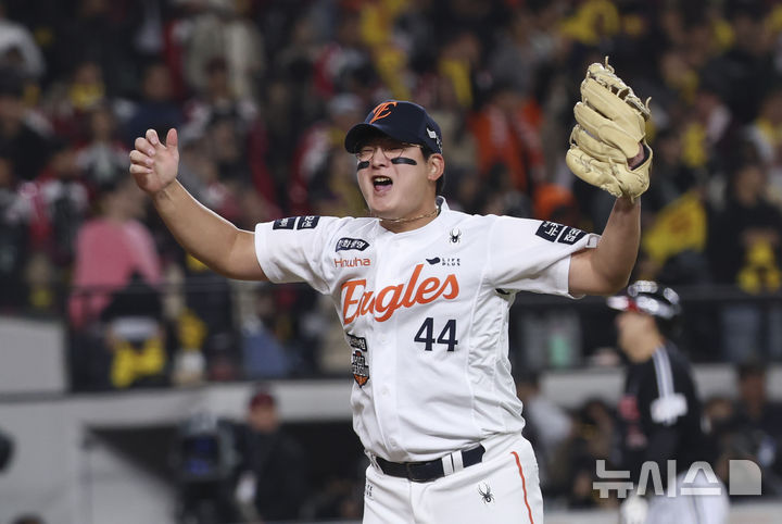 [대전=뉴시스] 김근수 기자 = 30일 대전 중구 한화생명볼파크에서 열린 2025 KBO 한국시리즈 4차전 LG 트윈스와 한화 이글스의 경기, 8회초 한화 구원투수 김서현이 무실점으로 이닝을 종료한 뒤 포효하고 있다. 2025.10.30. ks@newsis.com